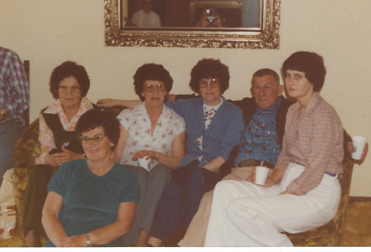 CH7_17Mom_siblings_1981.jpg